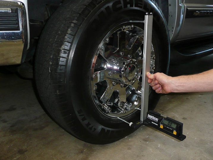 اهمیت تنظیم زاویه چرخها یکی از مهمترین دلایل کشیدن خودرو به یک سمت، تنظیم نبودن زاویه چرخها است. زاویه چرخها بر تعادل خودرو و فشار روی تایرها تأثیر میگذارد. رانندگانی که این مورد را نادیده میگیرند، ممکن است. با سرعت کم یا حتی در مسیر کوتاه دچار مشکل شوند. استفاده از خدمات امداد خودرو نوشهر برای بررسی زاویه چرخها و اصلاح آن توصیه میشود.