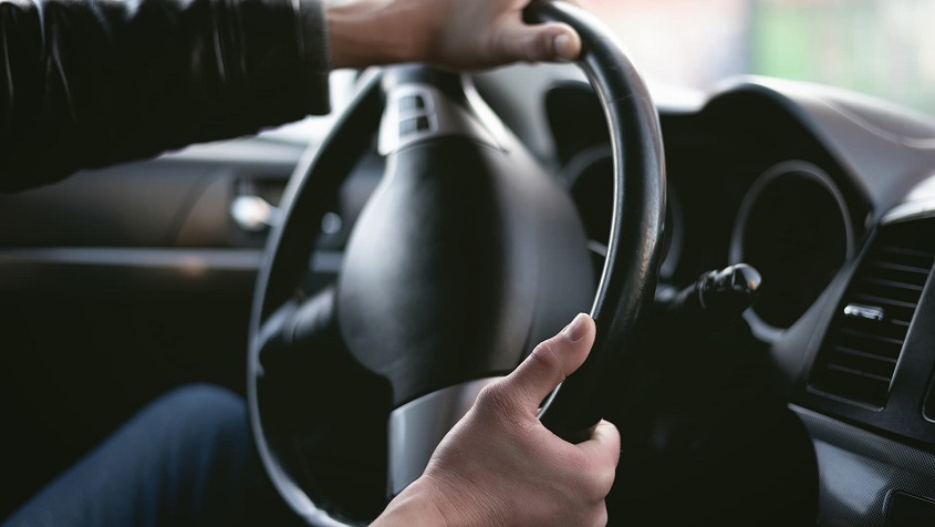 قفل شدن فرمان خودرو در حال حرکت | خطرات، دلایل و راه حل های فوری