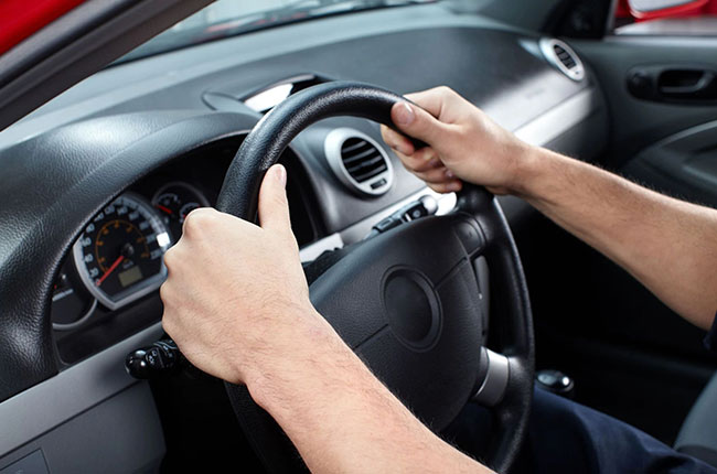 قفل شدن فرمان خودرو در حال حرکت | خطرات، دلایل و راه حل های فوری