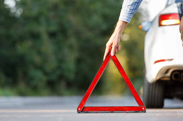 استفاده از مثلث خطر حین خرابی خودرو